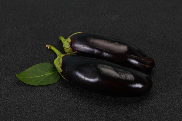 Aubergine mûre savoureuse sur fond en bois — Photo