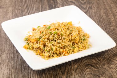 Karidesli kızarmış pirinç.