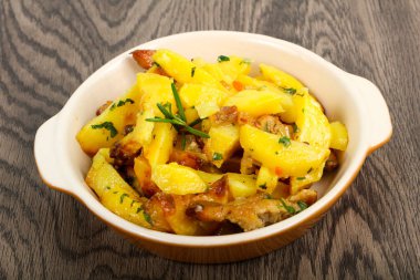 Domuz eti ile kızarmış patates