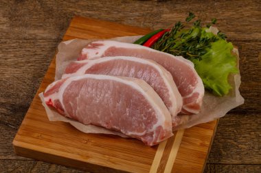 pişmemiş domuz biftek