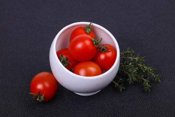 Tomate cereja na tigela — Fotografia de Stock