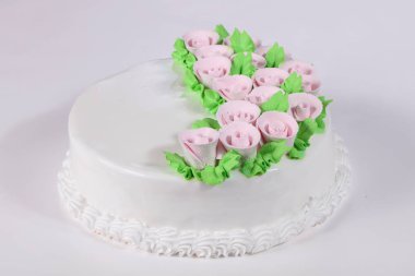 krem çiçekli pasta