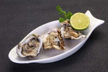 İstiridye kireç ve maydanoz ile