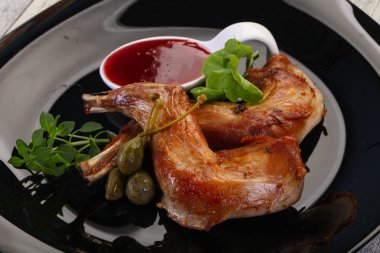 Kavrulmuş tavşan bacaklar