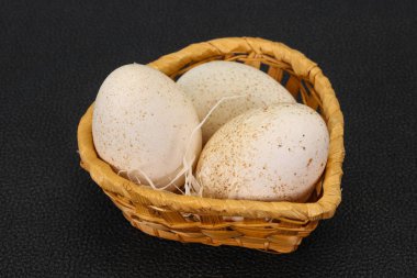 Üç büyük çiğ hindi yumurtası