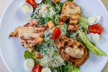 Tavuklu Sezar salatası