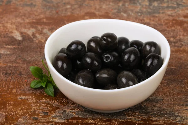 Svarta oliver i skålen — Stockfoto