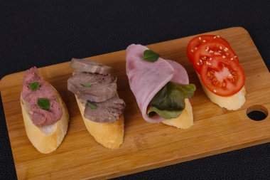 Bruschetta domates, jambon ve dil ile