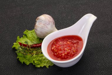 Baharatlı domates ve sarımsak sosu