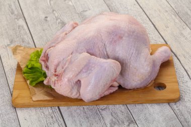 çiğ tavuk yemek için hazır