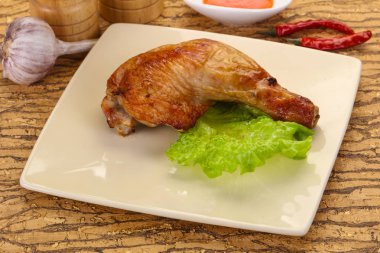 Kızarmış tavuk budu.