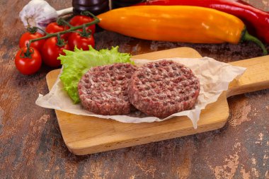 Çiğ burger pirzola