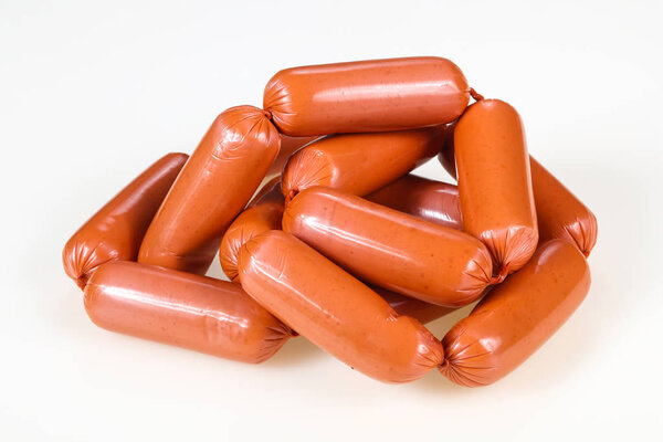 Вкусные мясные колбаски на белом фоне
