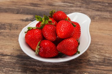 Kabın içinde tatlı çilek