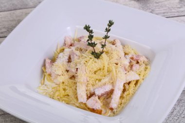 jambon ve peynirli makarna carbonara