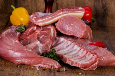 pişmemiş domuz eti