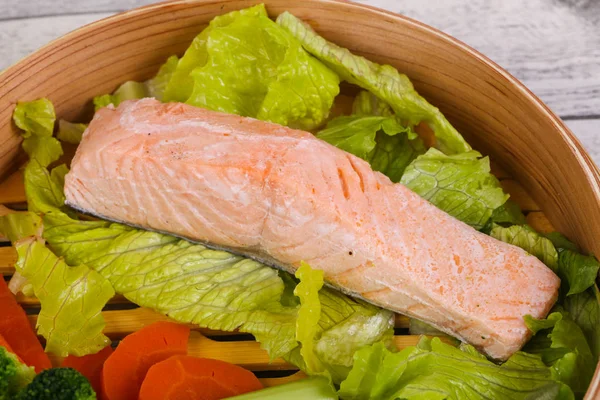 Sebze buğulama salmon — Stok fotoğraf