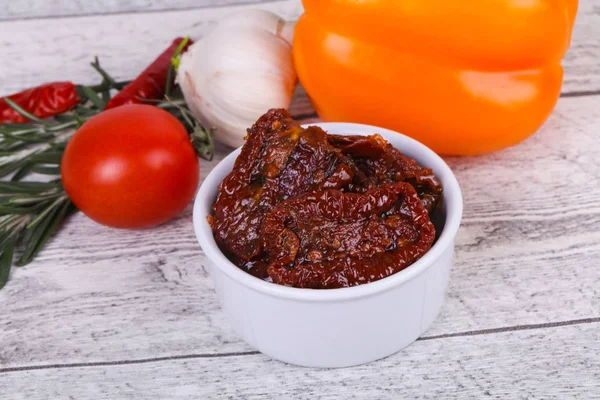 Tomates secos en el bowl con aceite de oliva — Foto de Stock