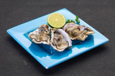 İstiridye kireç ve maydanoz ile