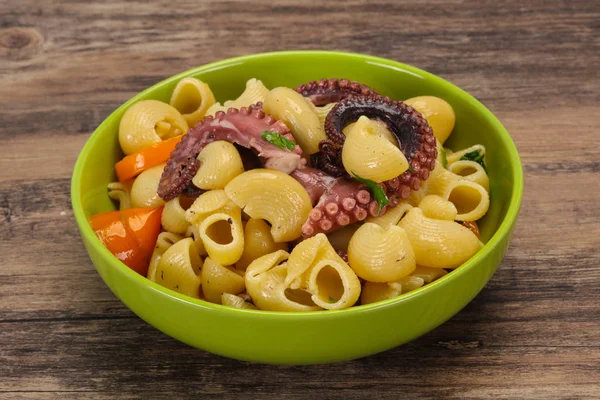 Nudeln mit Oktopus und gelben Tomaten — Stockfoto