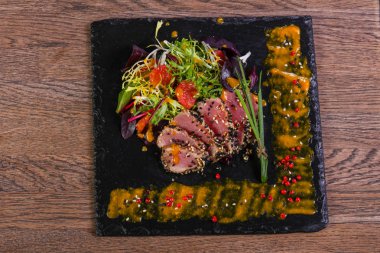 Soslu ton balığı carpaccio