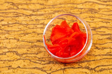 Kabın içinde turşu zencefil