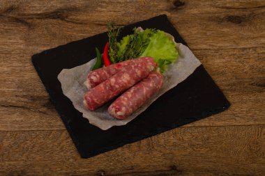 pişmemiş domuz sosisi