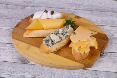 Bruschetta çeşitli peynir ile