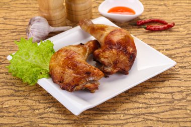 Kızarmış tavuk budu.