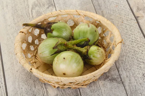 Berinjela verde asiática - pronta para cozinhar — Fotografia de Stock