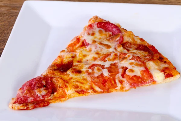 De pizza pepperoni met worst — Stockfoto