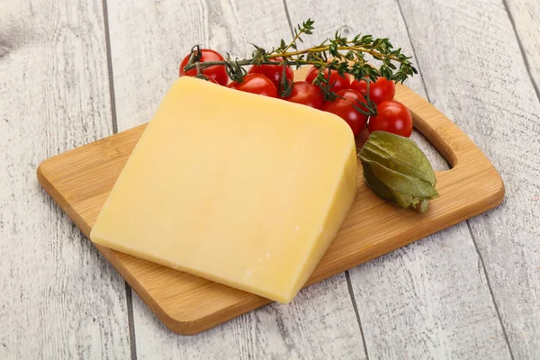 ハードのパルメザン チーズの部分 — ストック写真