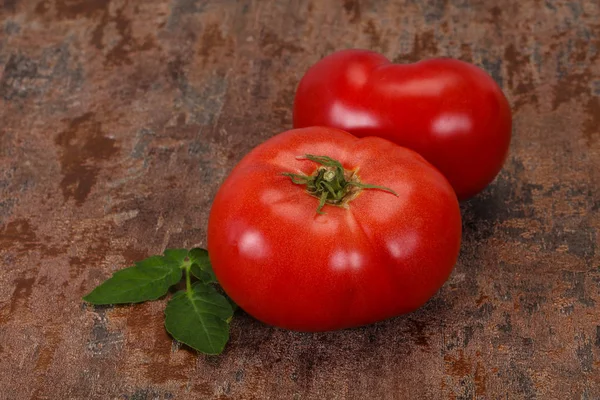 Ahşap arka plan üzerinde olgun domates — Stok fotoğraf
