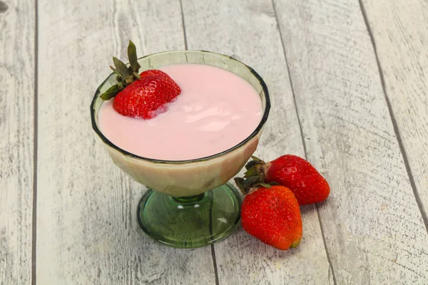 Yogur con fresa en el bol —  Fotos de Stock