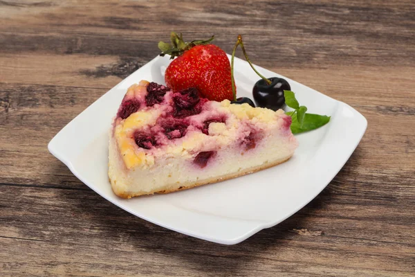 Cheesecake with cherry served strawberry — Stock Photo, Image