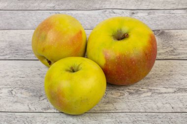 Arka plan üzerinde olgun elma