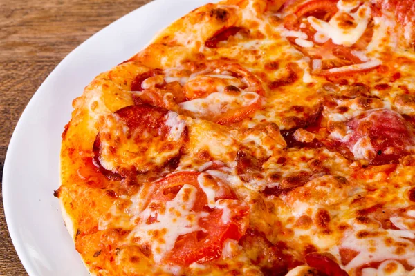 Biberli pizza sosis ile