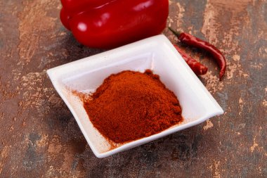Kabın içinde kırmızı biber tozu