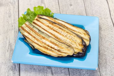 Kabın içinde ızgara patlıcan