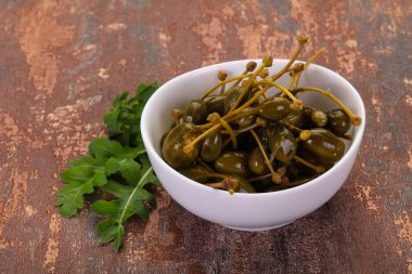 Kabın içinde turşu Capersberries