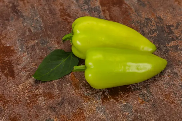 Grüne Paprika auf hölzernem Hintergrund — Stockfoto