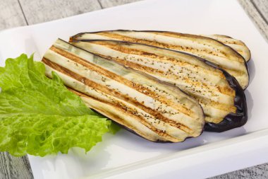 Kabın içinde ızgara patlıcan