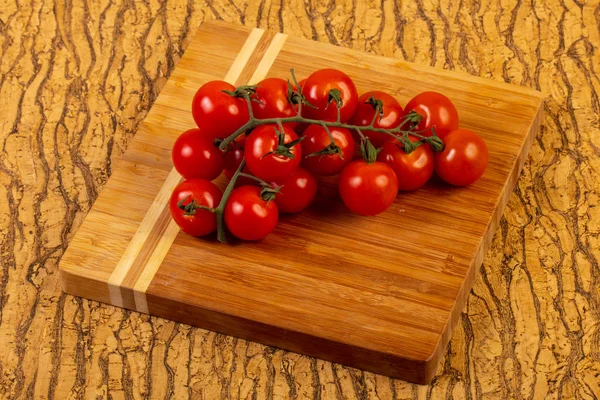 Kypsä tomaatti haara — kuvapankkivalokuva