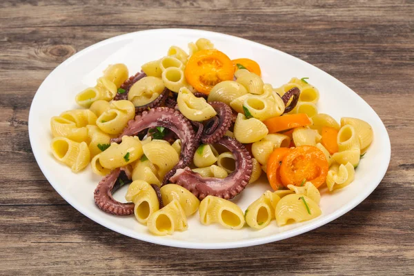 Pasta med bläckfisk och gula tomater — Stockfoto