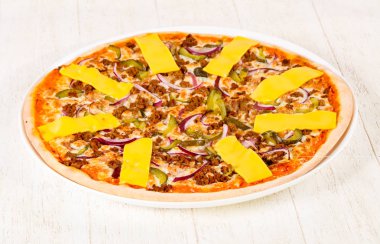 Kıyılmış et ile pizza 
