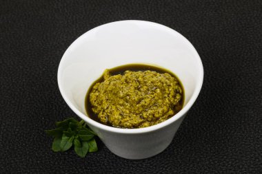 Fesleğen sosu Pesto