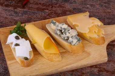 Bruschetta çeşitli peynir ile