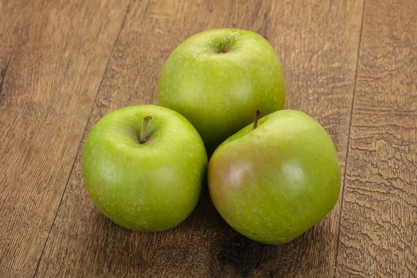 Grüner reifer Apfel — Stockfoto