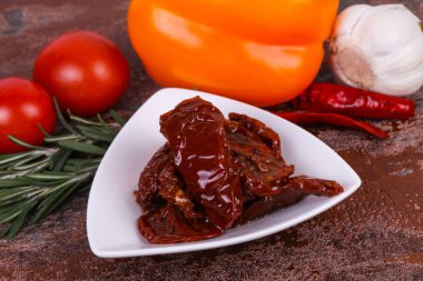 Zeytinyağlı kase kuru domates