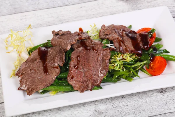 Roastbeef salat med grønne bønner - Stock-foto